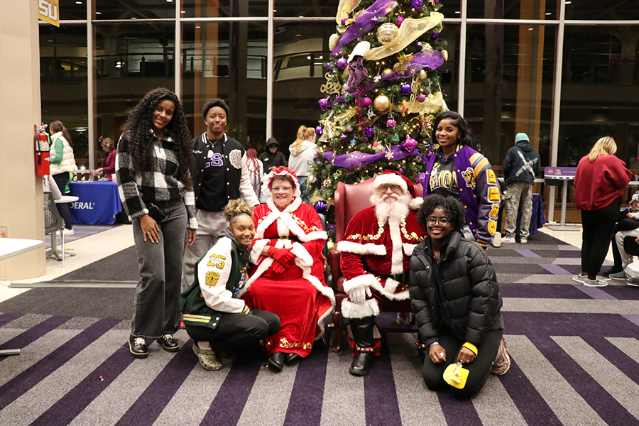 students with Santa and Mrs. Claus